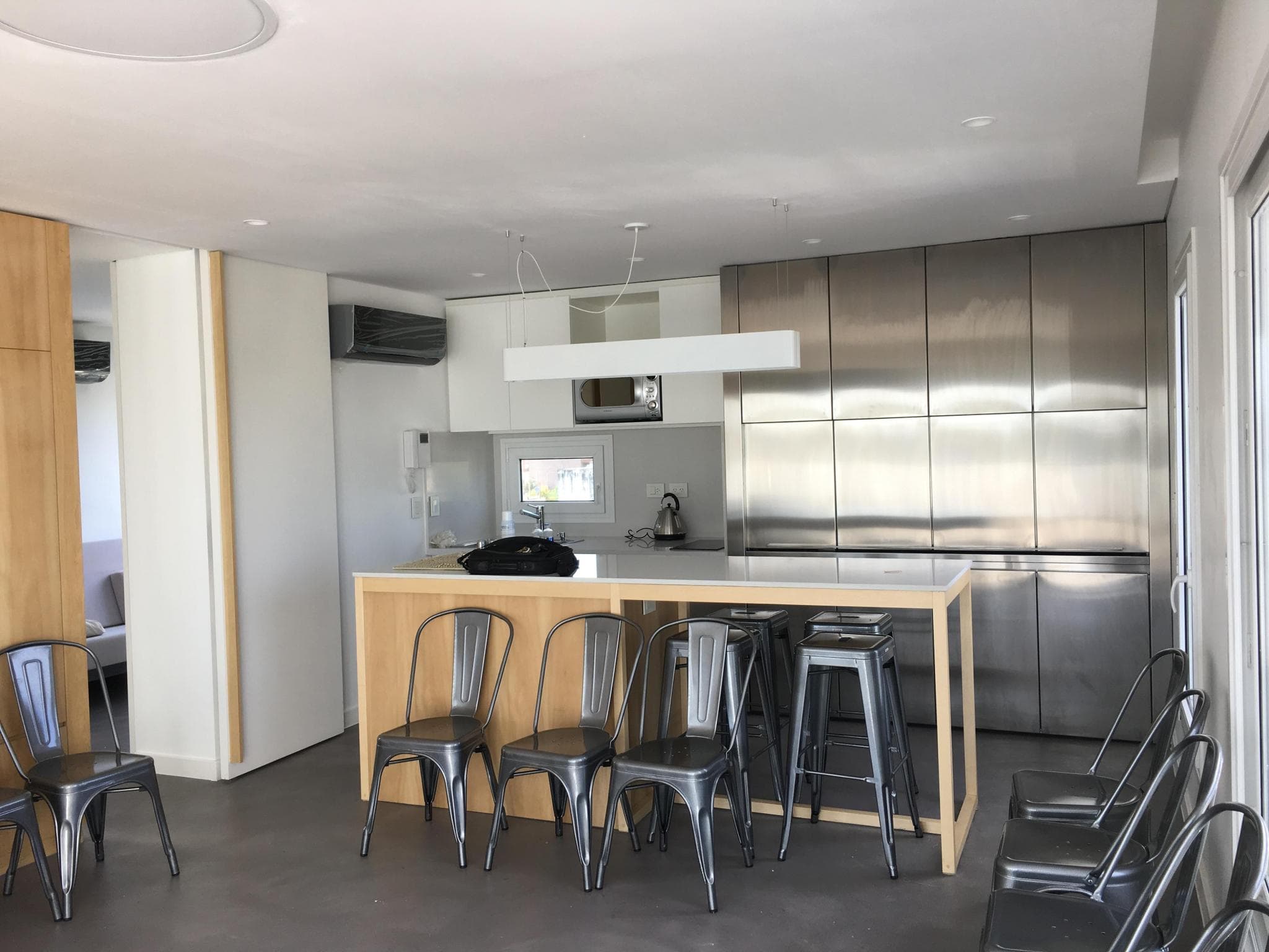 Cocina y comedor terminados con isla central