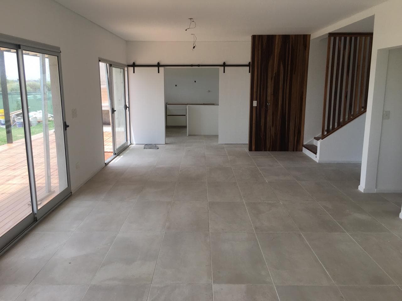 Interior residencial terminado con carpinterías y equipamiento