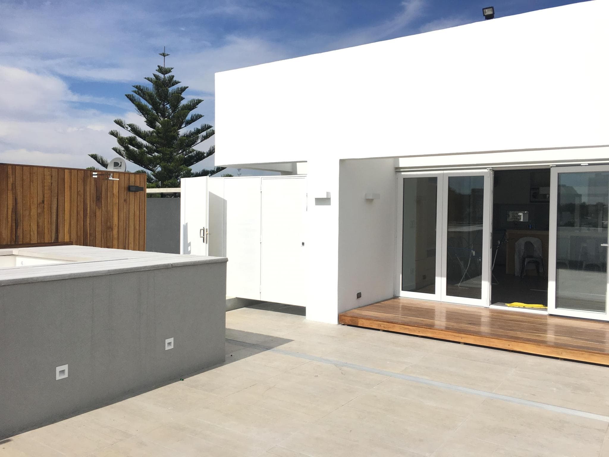 Patio y terraza terminada con grandes aberturas