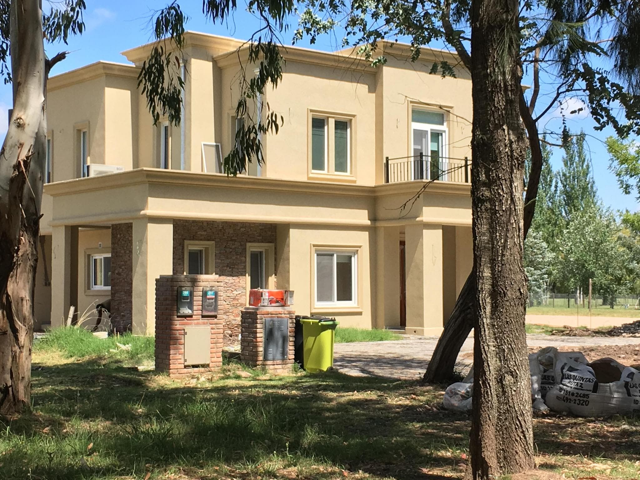 Vivienda terminada integrada al jardín