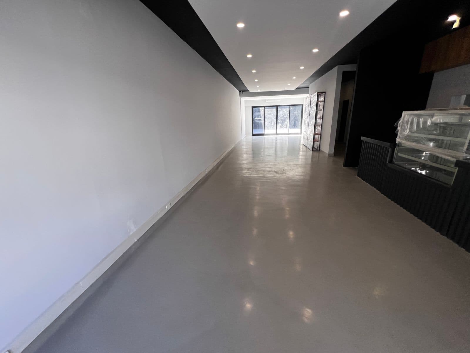 Salón comercial terminado con cielorraso e iluminación integrados