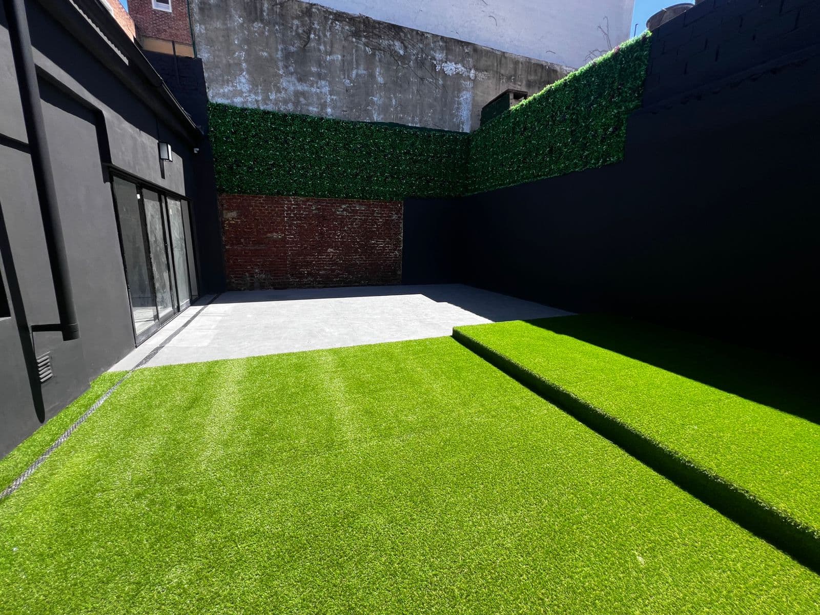 Patio de vivienda después de una intervención