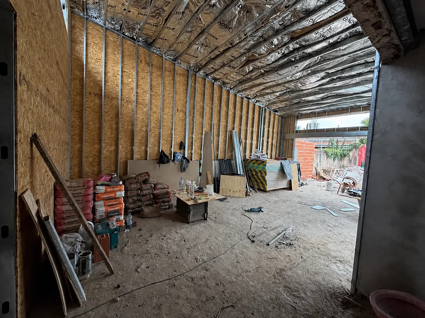 Interior en obra con perfilería y placas visibles